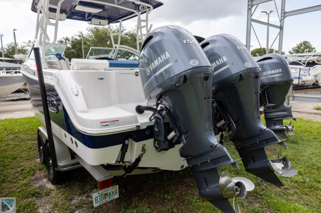 Used 2022 Robalo R247 DC for sale